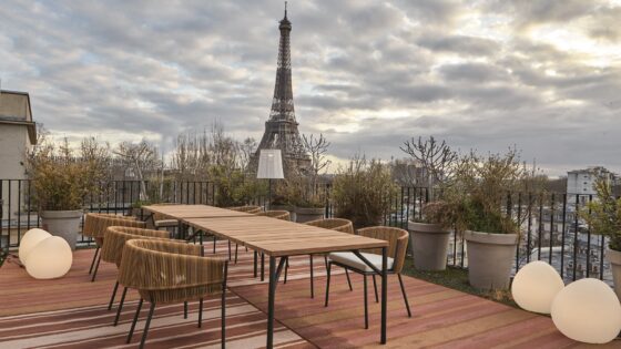 室外表和轮椅从Ligne Roste在巴黎木板上向Eiffel塔